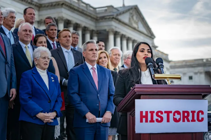 A republikánus Mayra Flores, megválasztása után tartott sajtóeseményen a Capitolium lépcsőin 2022. június 21-én – Kép: Twitter / Mayra Flores