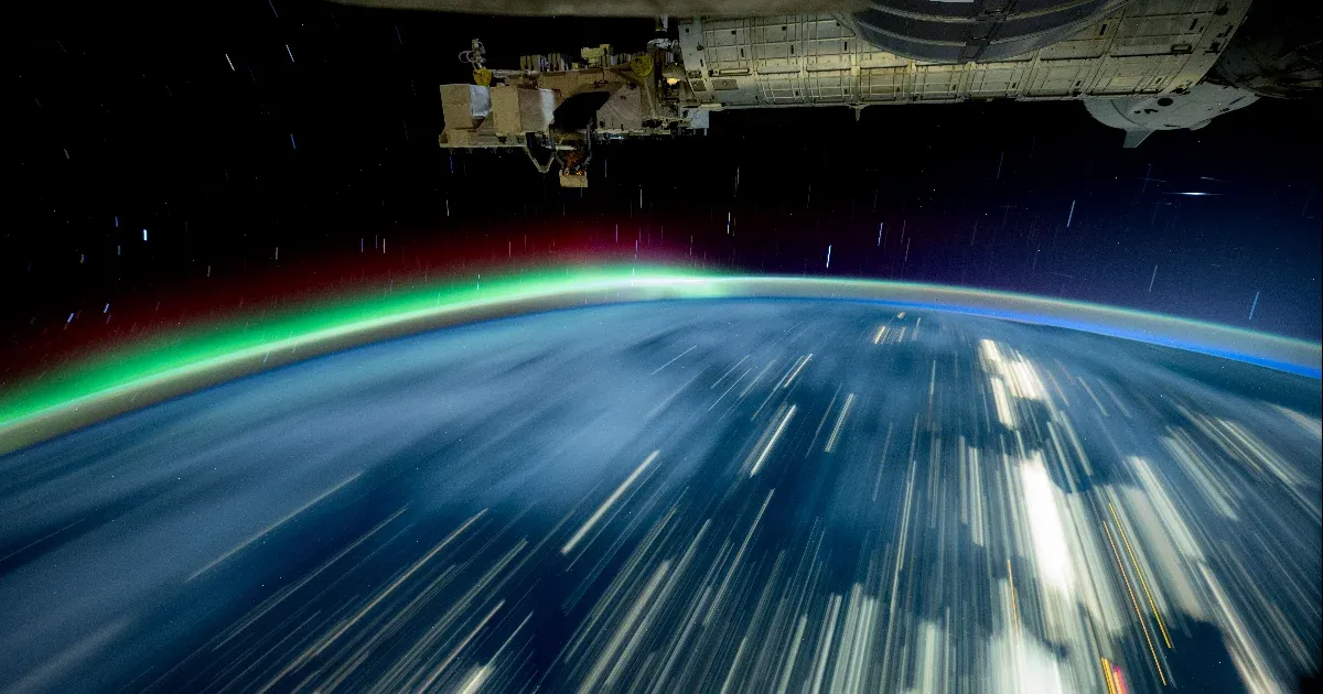 Lenyűgöző képeket tett közzé a NASA – az űrállomásról egyszerre látszódik a város fénye és a sarki fény