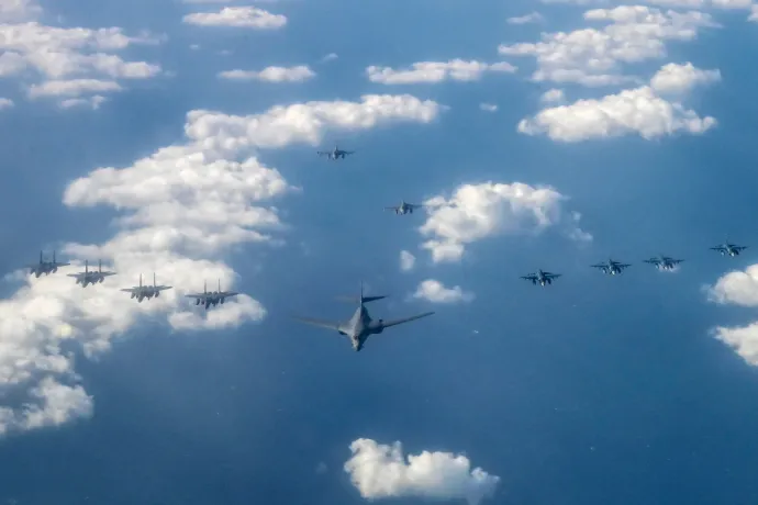 Amerikai B-1B bombázókkal gyakorlatozott Japán és Dél-Korea