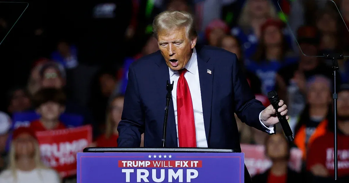 A mikrofon miatt mérgelődött Trump, majd olyan mozdulatokat tett, ami sokakat nagyon emlékeztet valamire