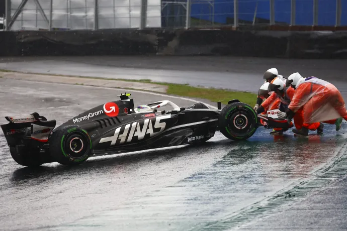 A Nico Hülkenberg kizárásához vezető pillanat a Brazil Nagydíjon – pályabírók tolták vissza a pályára a kocsiját – Fotó: Mark Thompson / Getty Images