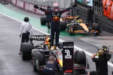 Verstappen a 17. helyről indulva nyerte a Brazil Nagydíjat, 62 pontra növelte előnyét Norris előtt