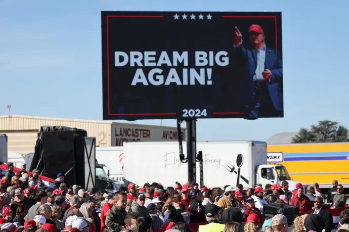 Donald Trump pennsylvaniai nagygyűlésének résztvevői a lancasteri reptéren 2024. november 3-án – Fotó: Michael M. Santiago / Getty Images / Getty Images via AFP