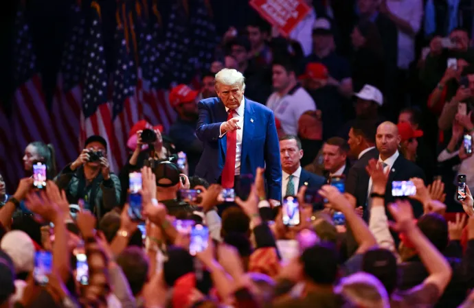 Donald Trump a New York-i Madison Square Gardenben tartott kampányesemény végén 2024. október 27-én – Fotó: Angela Weiss / AFP