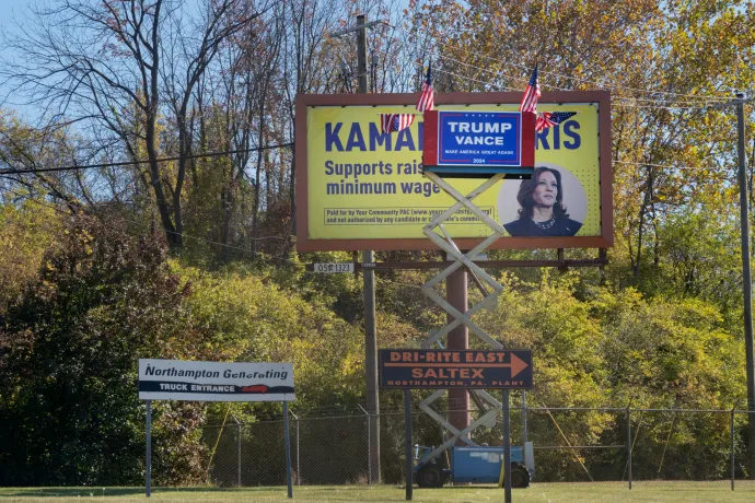 Kamala Harris plakátja elé improvizált republikánus hirdetés a pennysilvaniai Northhamptomban 2024. október 20-án – Fotó: John Senter / UCG / Universal Images Group / Getty Images