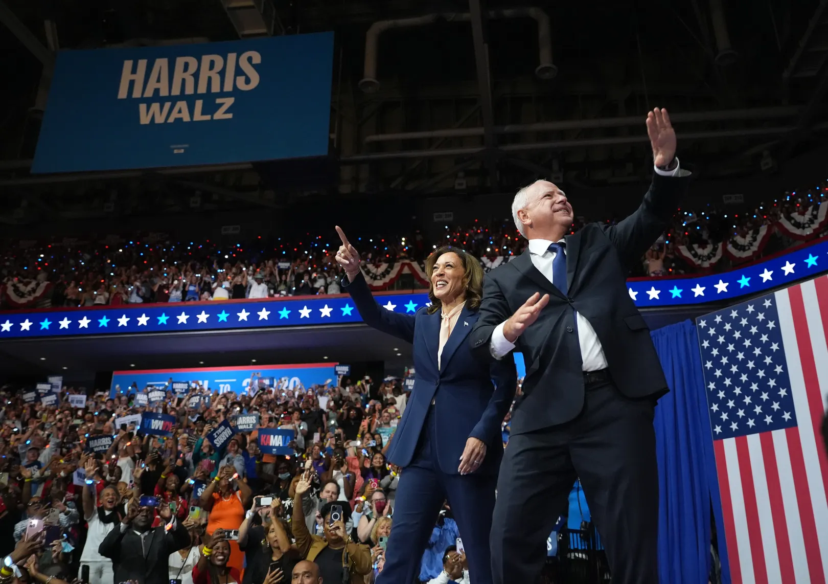 Kamala Harris elnökjelöltként, a minnesotai kormányzó Tim Walz alelnökjelöltként lépett színpadra egy kampányeseményen Philadelphiában 2024. augusztus 6-án. Walz ekkor mutatkozott először a nyilvánosság előtt ebben a szerepkörében – Fotó: Andrew Harnik / Getty Images