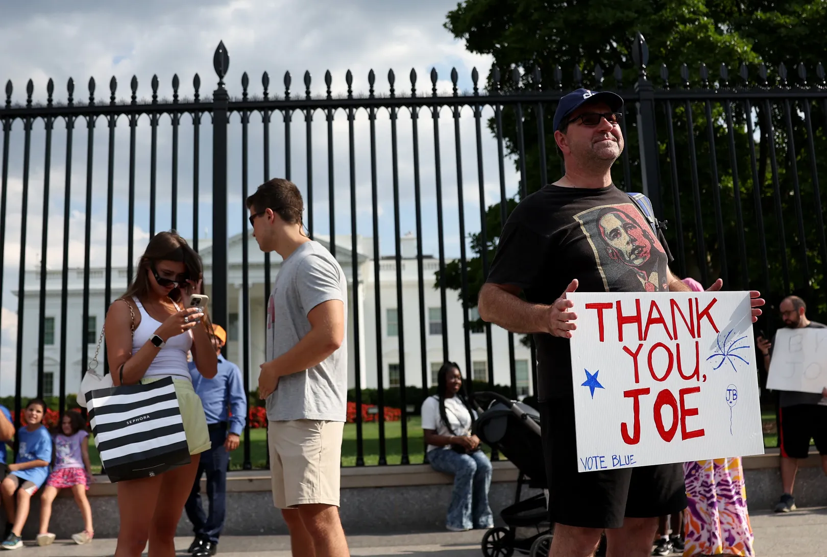 Joe Biden egyik támogatója köszöni meg az elnöknek a munkáját elnökjelölti visszalépése után 2024. július 21-én – Fotó: Justin Sullivan / Getty Images