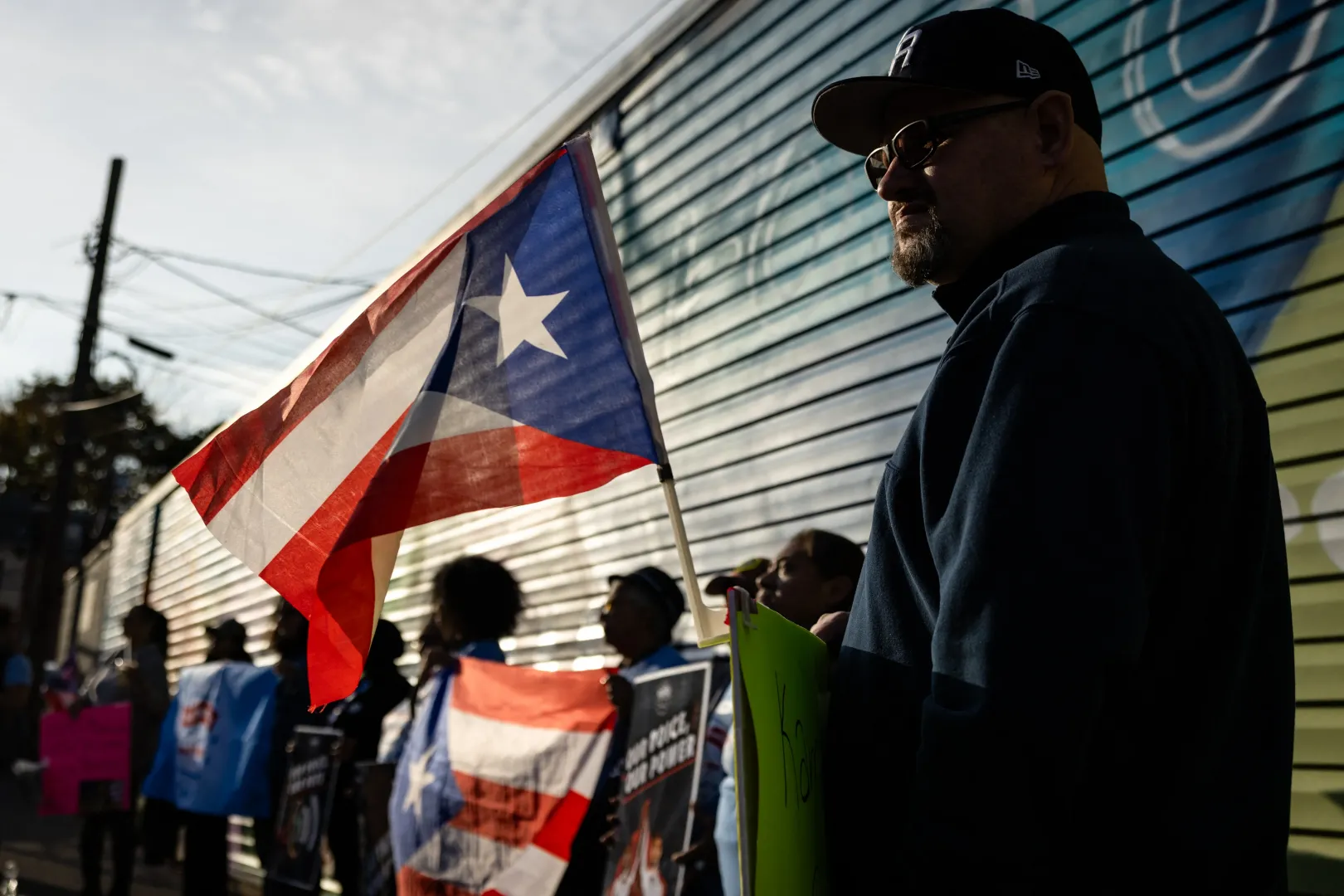 Kamala Harris támogatói a Puerto Ricó-i zászlóval tüntetnek Donald Trump ellen a pennsylvaniai Allentownban 2024. október 29-én – Fotó: Samuel Corum / AFP