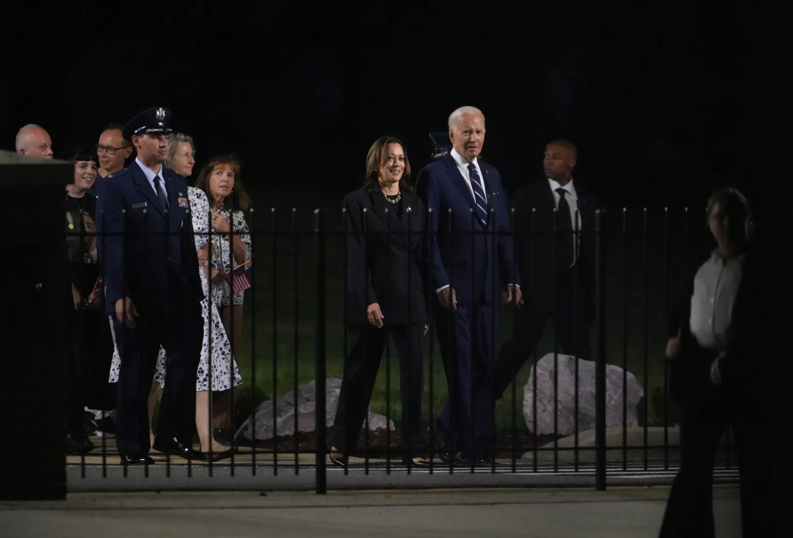 Joe Biden elnök és Kamala Harris alelnök üdvözlik a fogolycsere keretében Oroszországból hazatért foglyokat, Paul Whelant, Evan Gershkovich-ot és Alsu Kurmashevát a marylandi Andrews éégibázison 2024. augusztus 1-én – Fotó: Andrew Harnik / Getty Images