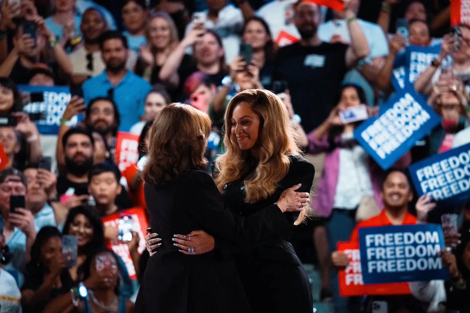 Kamala Harris üdvözli Beyoncét 2024. október 25-i houstoni kampányeseményén, ahol a reprodukciós jogok mellett is kiállt – Fotó: Jordan Vonderhaar / Getty Images