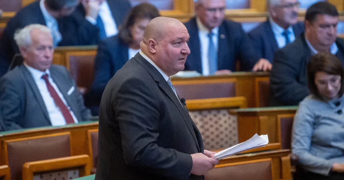 Magyar Péterék cseppet sem különbek, mint Kádár apró dögei – erős idézetek a parlamentből