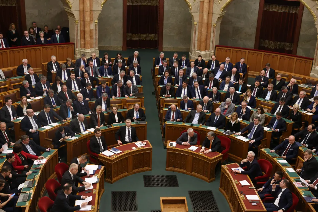 Orbán Viktor pofozkodásra készül a parlamentben