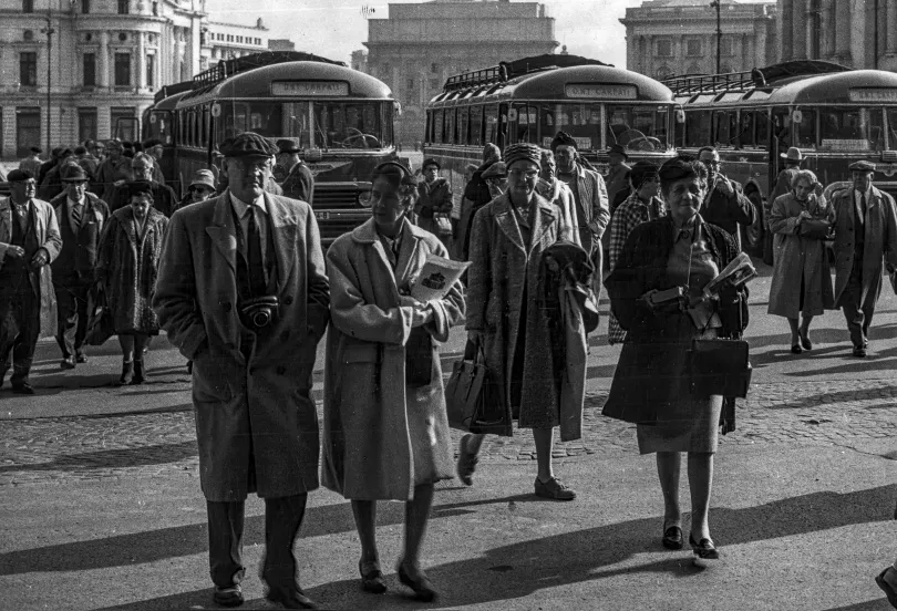 „A lökhárítóra szerelt tábla felér egy kitüntetéssel; de nemsokára esedékes a kicserélése, száznegyvenezer kilométernél is többet futott már – javítás nélkül! – Balog Rozália kocsija", valamint „Amerikai turisták a köztársaság téren" – Fotók: Erdélyi Lajos és Ion Peteu / Ujelet.ro