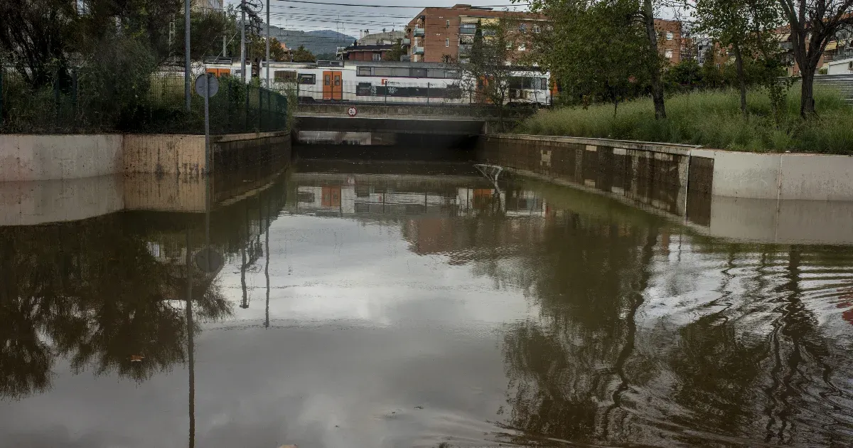 Barcelonát is elöntötte az árvíz, repülő- és vasúti járatokat töröltek Katalóniában