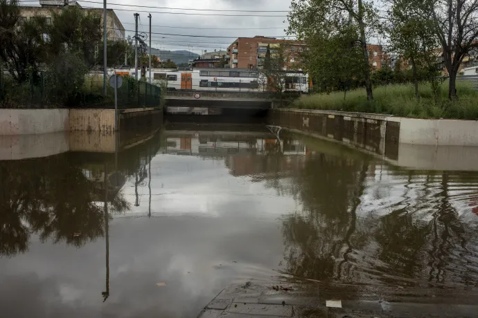 Barcelonát is elöntötte az árvíz, repülő- és vasúti járatokat töröltek Katalóniában