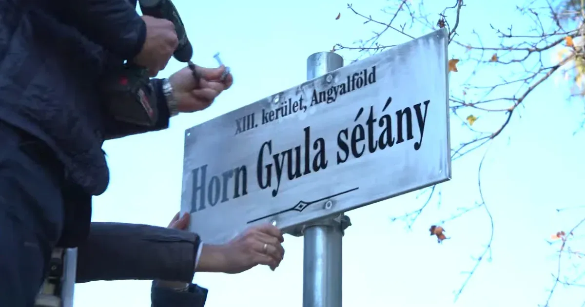 Leszedte a Horn Gyula sétány tábláját a Mi Hazánk, és a Memento Parkba vitte