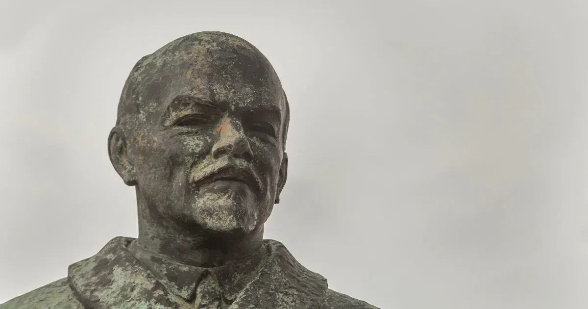 Kiakadt a Szoborpark, mert a Mi Hazánk odavitte a Horn Gyula sétány tábláját