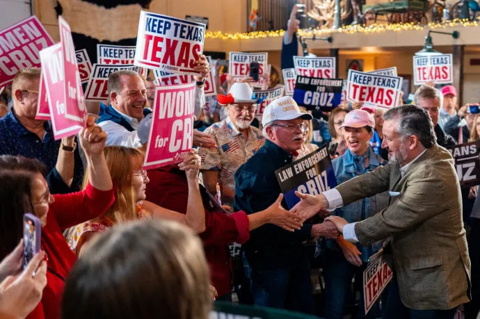 Ted Cruz amerikai szenátor támogatóival egy kampánygyűlésen a texasi Wacóban 2024. október 18-án – Fotó: Brandon Bell / Getty Images