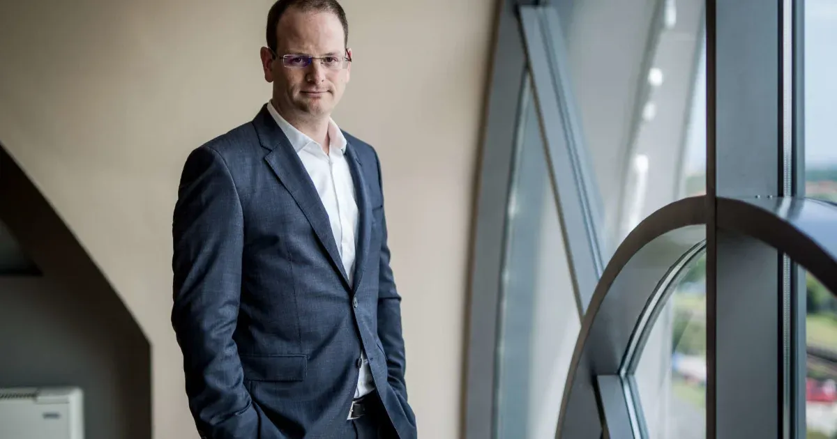 Vádat emeltek Jellinek Dániel milliárdos üzletember ellen a számlagyáros ügyben