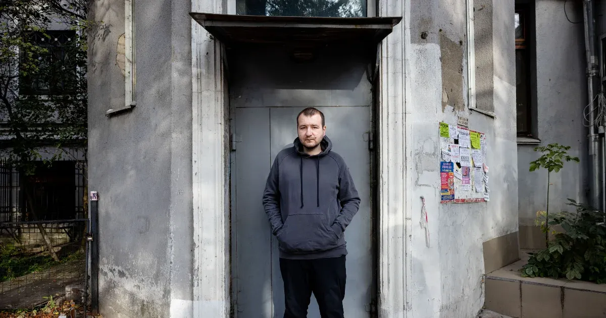 Ha a foglyok fülére húzzák a vezetéket, azt az oroszok úgy nevezik, hívás Bidennek. Ha az ánuszukba – hívás Zelenszkijnek
