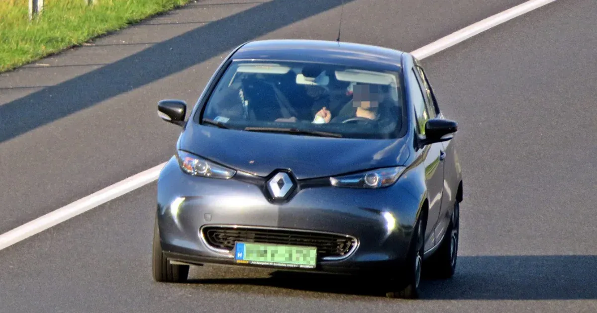 Totálkárosra törték az állami támogatással vett Renault-t, gazdájának perelnie kellett a tisztességes kártérítésért