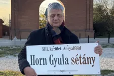 Visszaviszi eredeti helyére a DK a Mi Hazánk által leszerelt Horn Gyula sétány tábláját