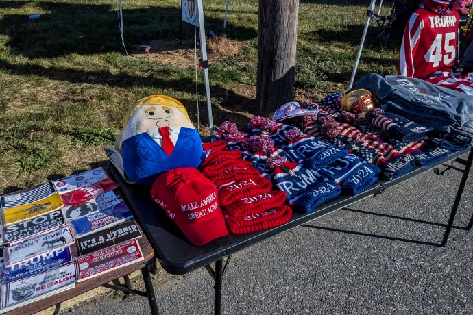 Trump-matricák, Trump-figura és Trump-sapkák a repülőtér mellé kitelepült árusok standjain – Fotó: Dömötör Bálint / Telex