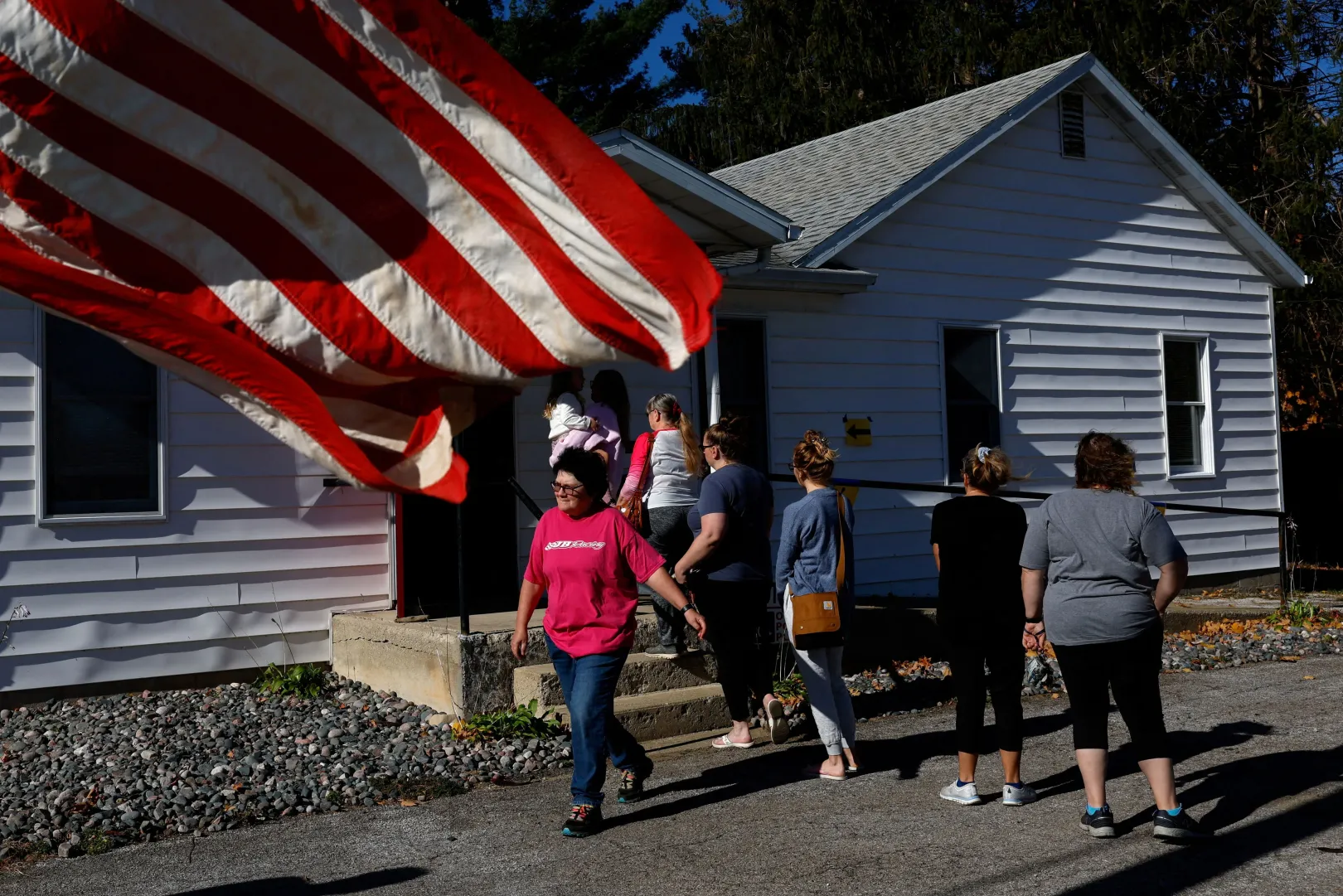 Emberek állnak sorba szavazáshoz a választás szempontjából kiemelt fontosságú Pennsylvania állambeli Springfieldben – Fotó: Shannon Stapleton / Reuters