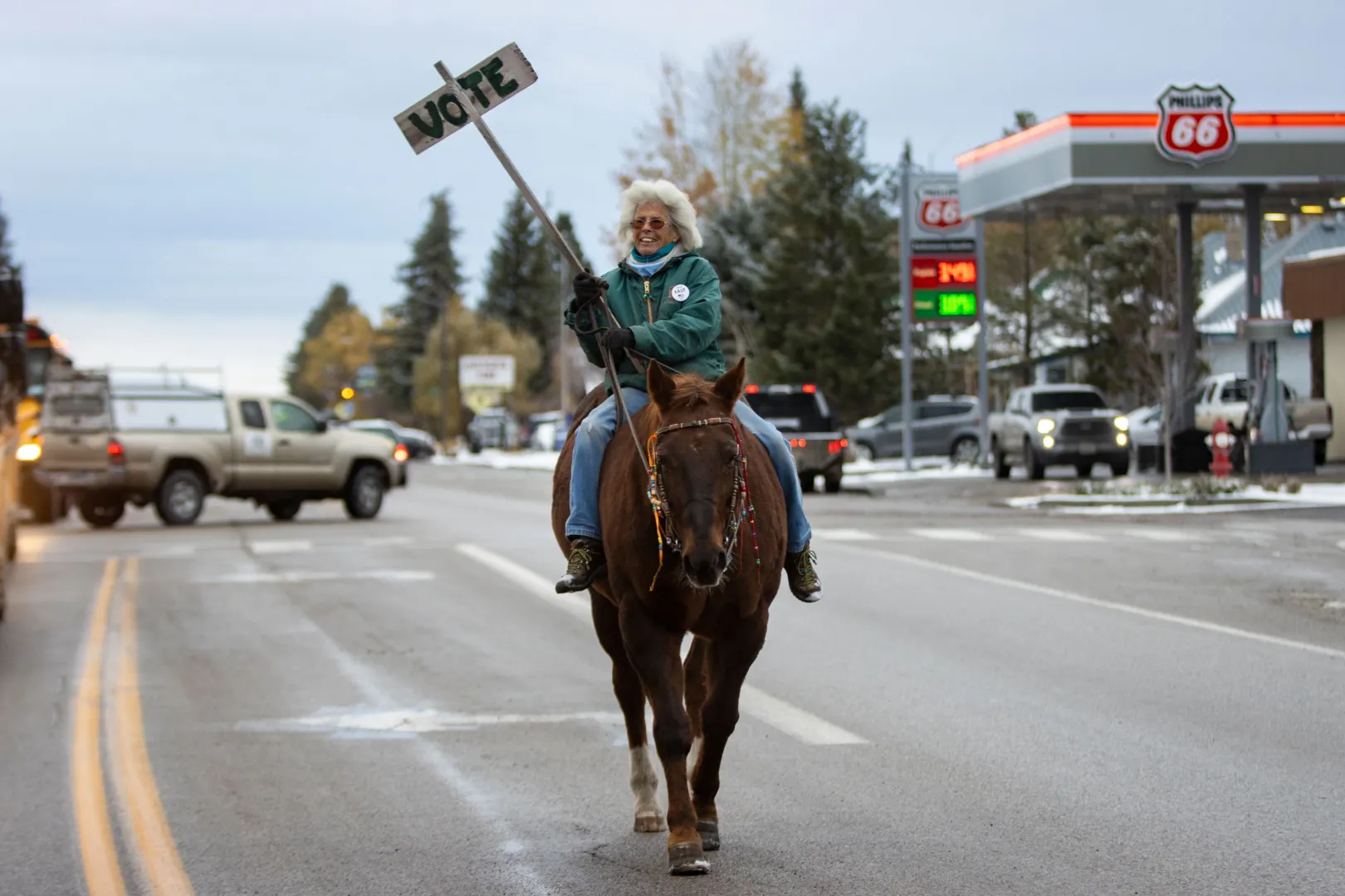 Vancie Tuner és lova, Clementine buzdítják szavazásra a Wyoming állambeli Teton megye és települései lakóit – Fotó: Natalie Behring / Getty Images