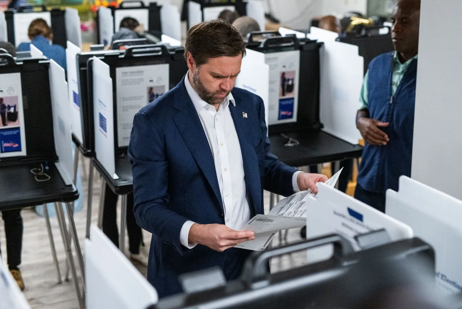 A Republikánus Párt alelnökjelöltje, Ohio egyik szenátora, JD Vance leadás előtt átnézi szavazólapját – Fotó: Stephen Maturen / Getty Images