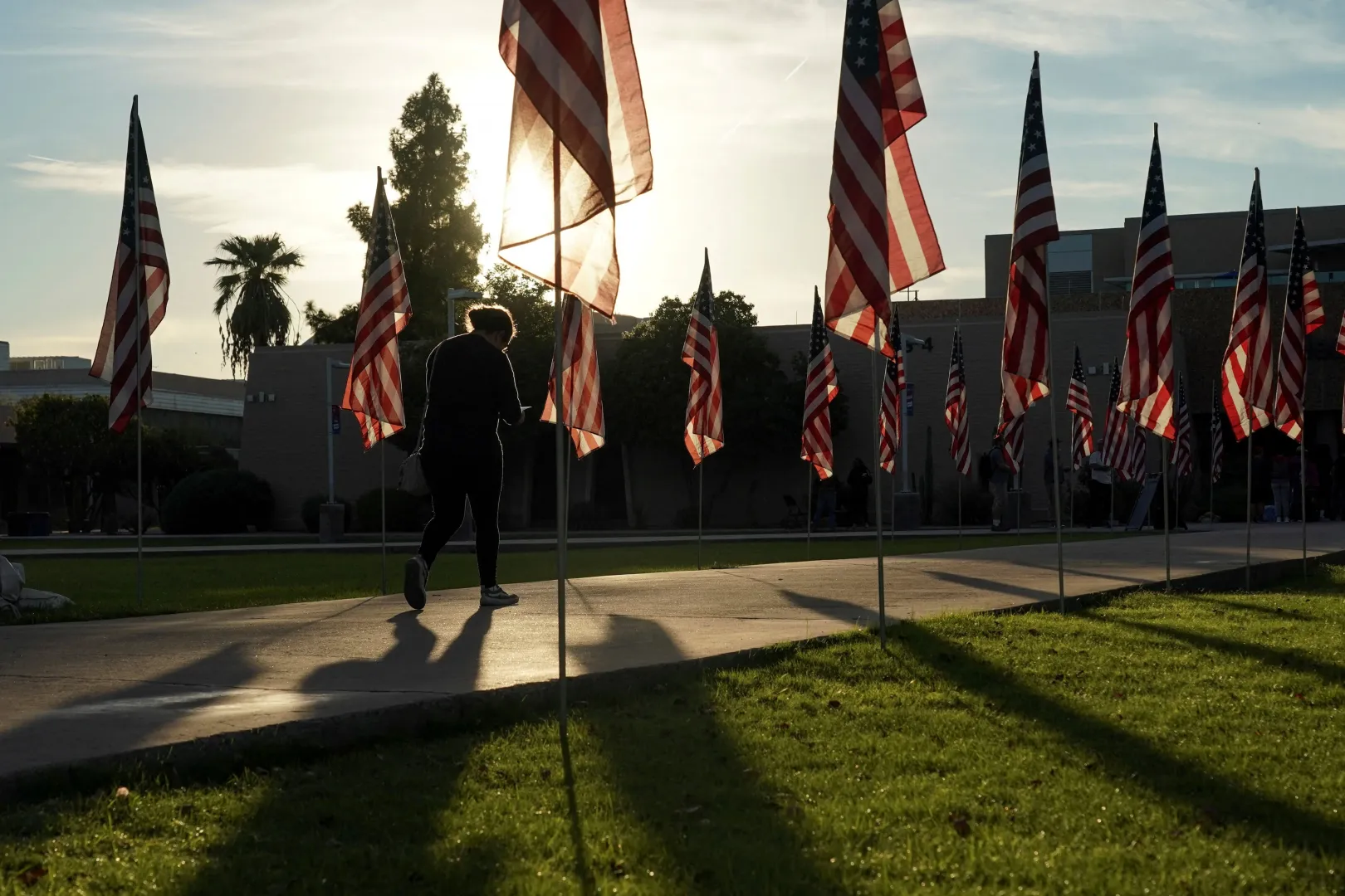 Egy szavazó sétál a Mesa Community College-ban kialakított szavazóhelyiséghez az arizonai Mesa városában – Fotó: Go Nakamura / Reuters