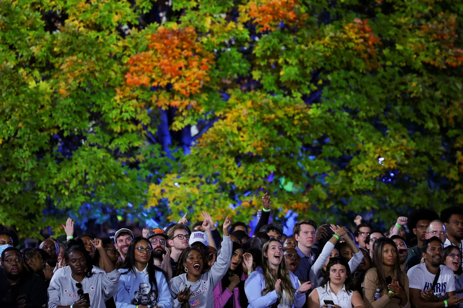 Lelkes résztvevők gyülekeznek a demokrata elnökjelölt, Kamala Harris eredményváró nagygyűlésén a washingtoni Howard Egyetemen – Fotó: Kevin Mohatt / Reuters