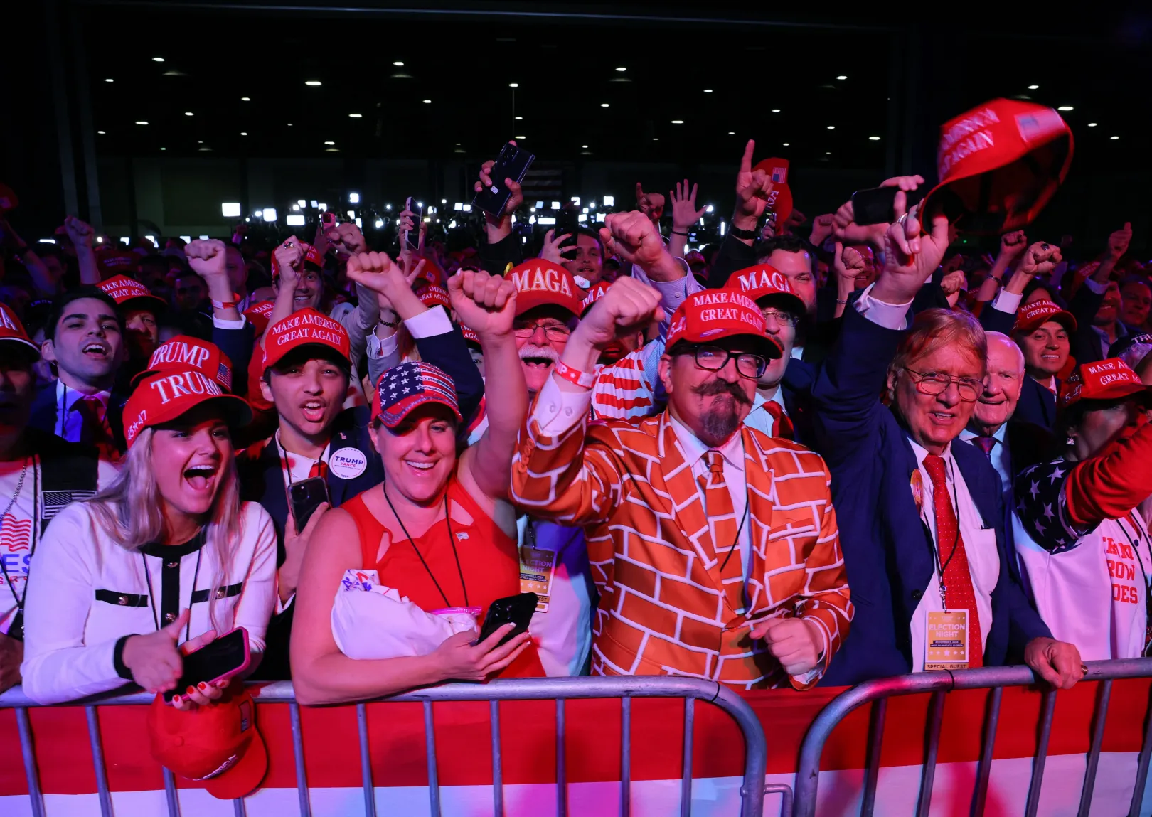 Donald Trump támogatóinak reakciója az érkező választási eredményekre Trump egyik eredményváró eseményén – Fotó: Brian Snyder / Reuters