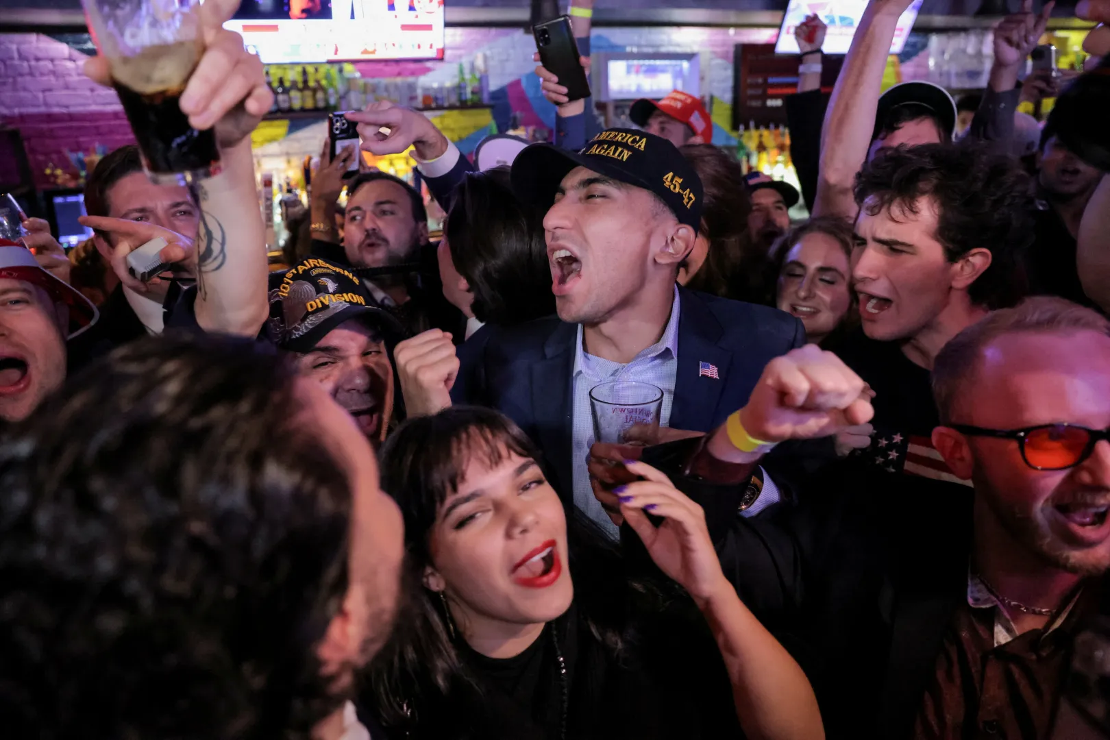 A republikánus elnökjelölt, Donald Trump támogatóinak reakciója a választási eredményekre a New York-i Fiatal Republikánusok Klubjának eredményváró partiján – Fotó: Andrew Kelly / Reuters