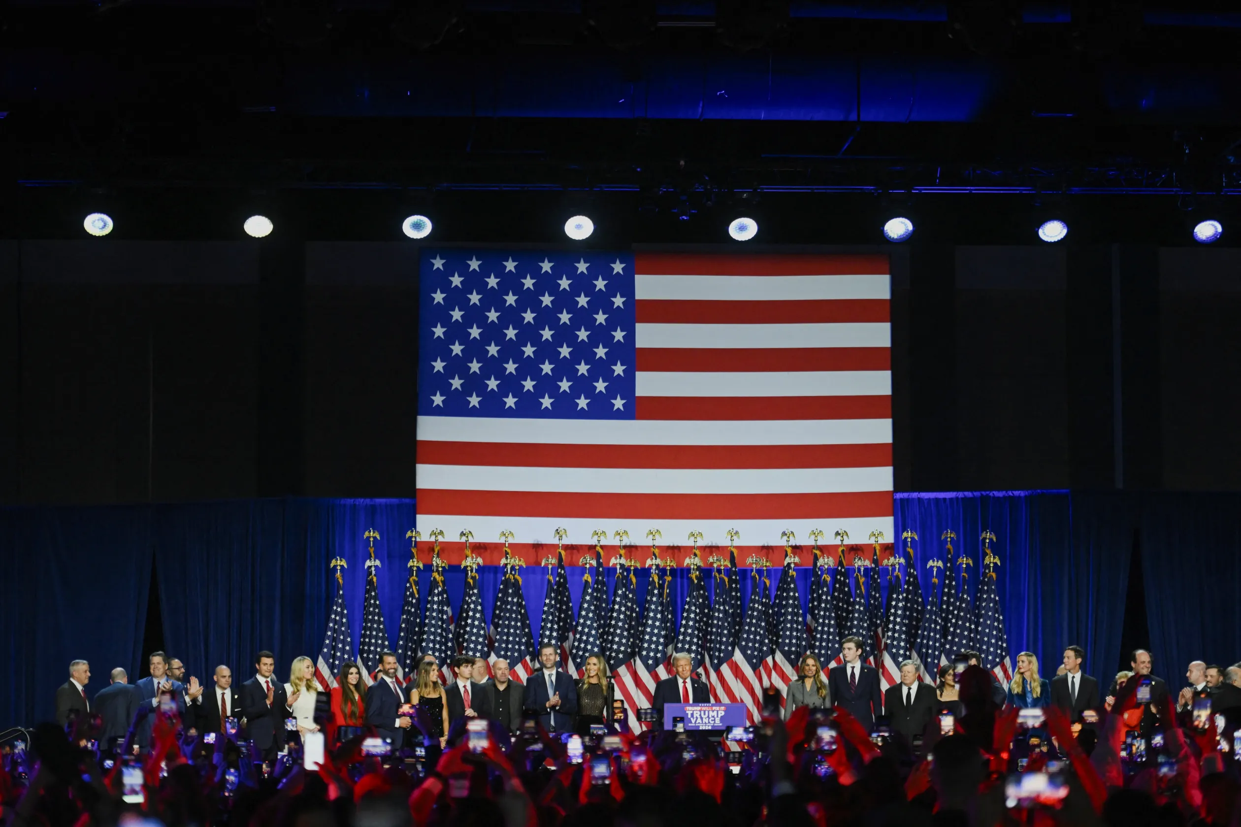 Donald Trump győzelmi beszédet mond családja, politikustársai és támogatói körében az elnökválasztás nem végleges eredményei után a floridai Palm Beach County Convention Centerben – Fotó: Callaghan O'hare / Reuters