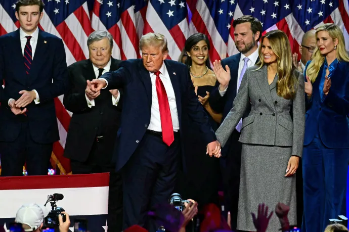 Donald Trump a floridai West Palm Beach Convention Centerben tartott eredményváró rendezvényen, győzelmi beszéde után, 2024. november 6-án – Fotó: Yasushi Kaneko / Yomiuri / AFP