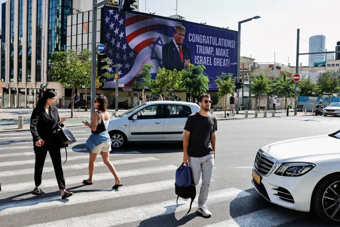 Órásplakáton gratulálnak Donald Trump győzelméhez Tel-Avivban 2024. november 6-án – Fotó: Thomas Peter / Reuters