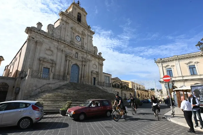 Út, Viktor sör, valamint a Palazzolo Acreide-i barokk főtér és templomok – Fotó: Tenczer Gábor / Telex