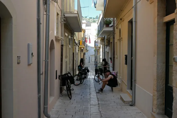 Scicli: cannolo és barokk, valamint a Cava d'Aliga-i strand – Fotó: Tenczer Gábor / Telex