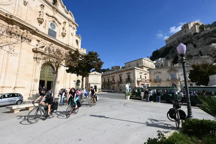 Scicli: cannolo és barokk, valamint a Cava d'Aliga-i strand – Fotó: Tenczer Gábor / Telex