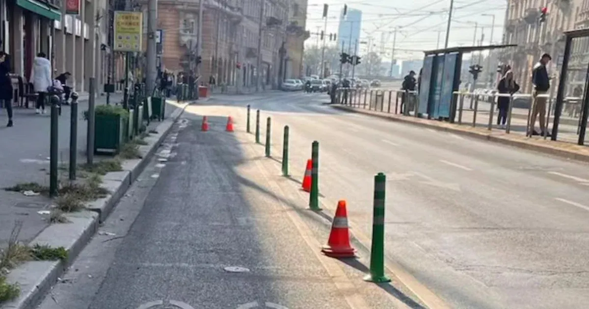 A nagykörúti kerékpársáv is kap a kis műanyag elválasztókból