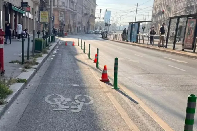 A nagykörúti kerékpársáv is kap a kis műanyag elválasztókból