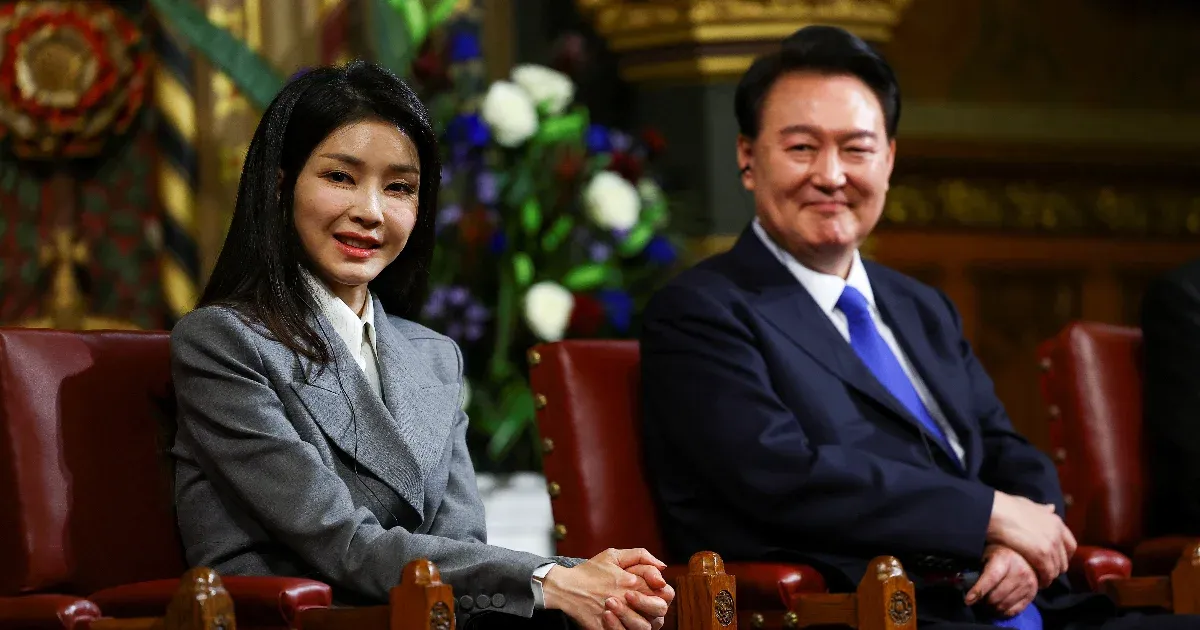 Dél-Korea elnöke nyilvánosan bocsánatot kért, mert a felesége elfogadott egy Dior táskát
