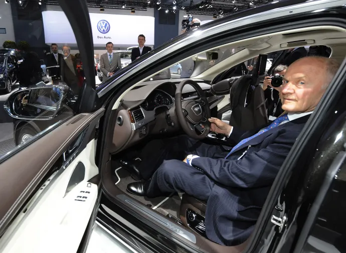 Ferdinand Piëch egy Audi kormánya mögött a Volkswagen 2010-es éves közgyűlésén Hamburgban – Fotó: David Hecker