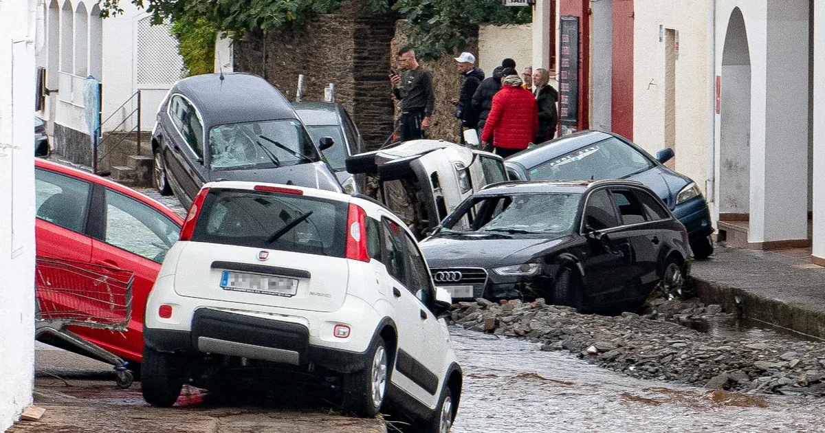 Katalóniában az árvíz miatt autók torlaszoltak el egy hidat