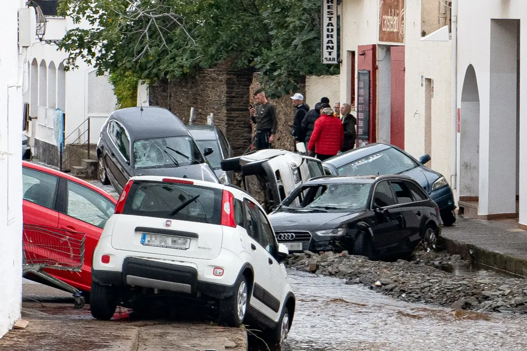 Katalóniában az árvíz miatt autók torlaszoltak el egy hidat