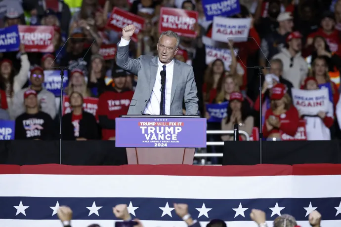 Robert F. Kennedy Jr. kampányol Trump mellett 2024. november 2-án Milwaukee-ban – Fotó: Kamil Krzaczynski / AFP