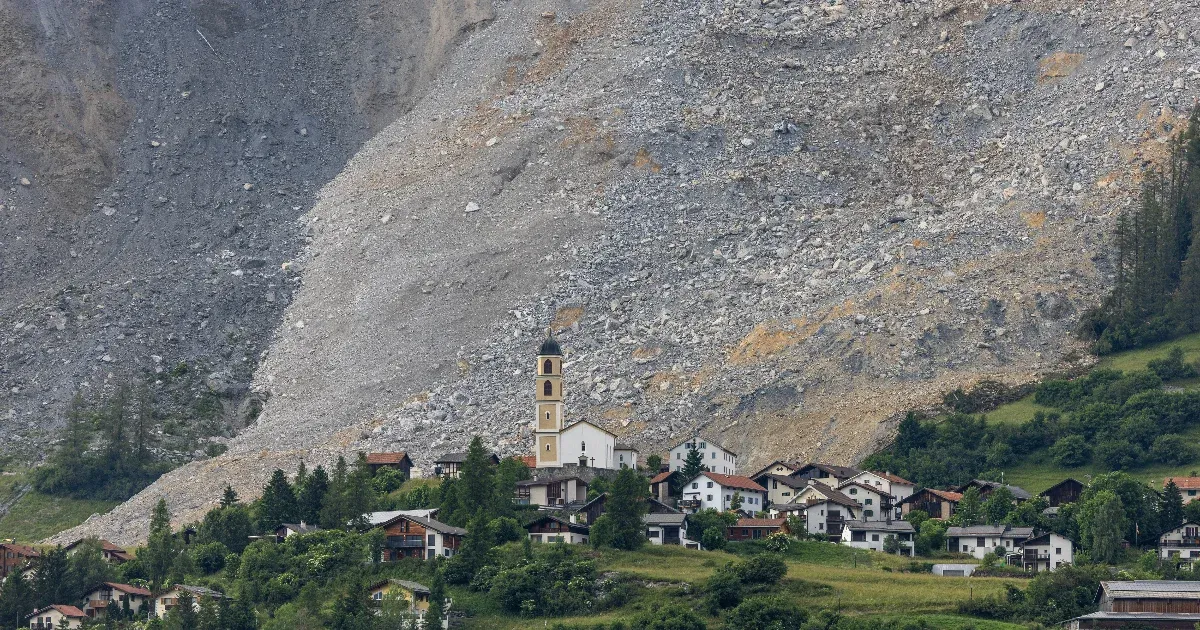 Evakuálhatnak egy svájci falut, mert megindult fölötte egy gigantikus hegyoldal