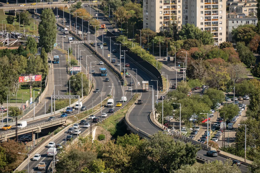 A kormány továbbra is rejtve hagyná hogy melyik milliárdos milyen nagy üzletben van benne