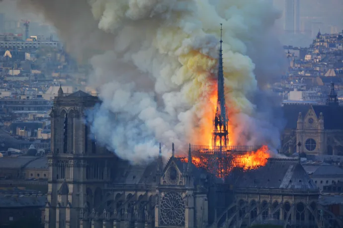 A lángoló Notre-Dame 2019. április 15-én, az alsó képen a kolostor belseje másnap – Fotó: Hubert Hitier / AFP és Ludovic Marin / AFP